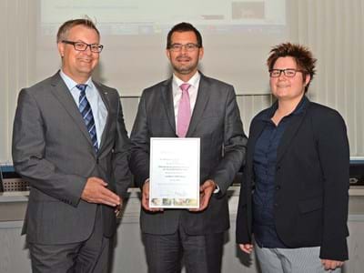 Stefan Hennig, kommissarischer Direktor der AOK Aschaffenburg (links), übergab als sichtbares Zeichen der Kooperation eine Urkunde an Landrat Jens Marco Scherf und die Geschäftsstellenleiterin der Gesundheitsregion plus, Judith Seidel.