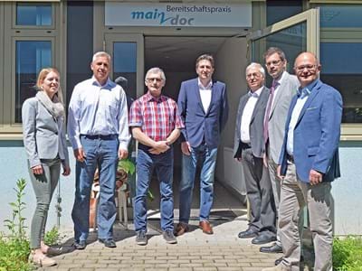 Sie freuen sich über den Bezug der neuen Räume für die Bereitschaftspraxis am Krankenhaus Erlenbach (von links): Lena Ullrich (Geschäftsstellenleiterin der Gesundheitsregion Plus), Dr. Christian Klemm, Dr. Bernhard Decke, Helios-Klinikgeschäftsführer Norbert Jäger, Dr. Reinfried Galmbacher, Landrat Jens Marco Scherf und Erlenbachs Bürgermeister Michael Berninger.