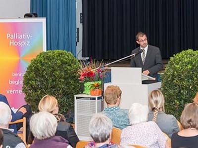 Vor vollen Reihen eröffnete Landrat Jens Marco Scherf den mittlerweile 13. Palliativ-Hospiztag im Elsenfelder Bürgerzentrum.