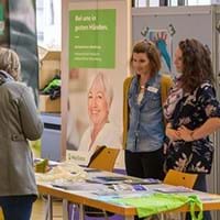 Wie hier am Stand der Helios-Klinik wurde das Informationsangebot der über 20 Aussteller rege wahrgenommen.