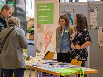 Wie hier am Stand der Helios-Klinik wurde das Informationsangebot der über 20 Aussteller rege wahrgenommen.
