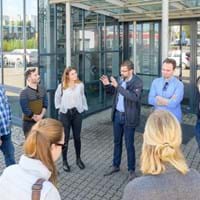 Landrat Jens Marco Scherf begrüßt die Medizinstudierenden.