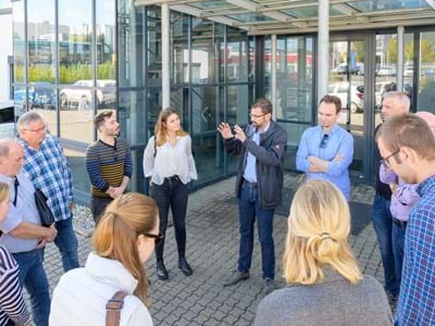 Landrat Jens Marco Scherf begrüßt die Medizinstudierenden.