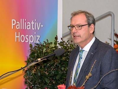 Stellvertretender Landrat Thomas Zöller eröffnete den mittlerweile 14. Palliativ- und Hospiztag im Elsenfelder Bürgerzentrum und konnte sich über sehr guten Besuch freuen.