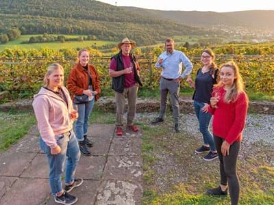 Krönender Abschluss der Famulatur war am Freitagabend eine Weinbergwanderung mit Weinprobe in den Bürgstadter Weinbergen. Im Bild die Studentinnen mit (Bildmitte, von links) Gästeführer Peter Meisenzahl, Landrat Jens Marco Scherf sowie Sina Schäuble (Gesundheitsregion plus Miltenberg).